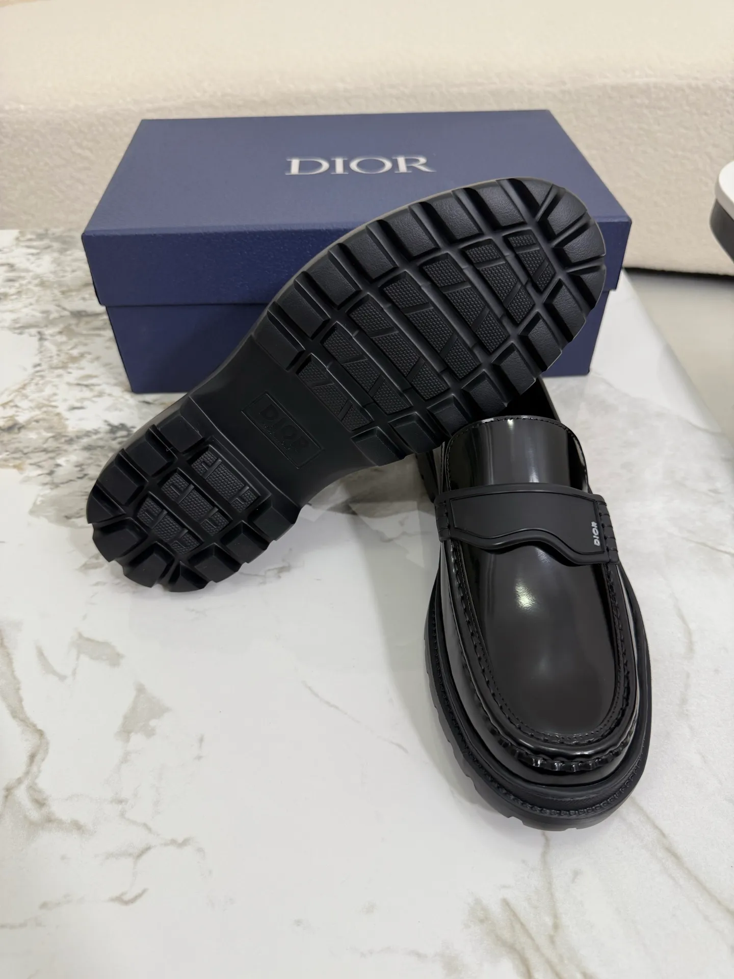 [ DIOR ] Top P: 820💰 ▪️Size: 39-44 (customized for 38.45) Top male leather shoes DIOR Dior combines high-quality materials and exquisite details. The imported cowhide leather upper is embellished with Gancio buckles, showing a luxurious style. Imported cattle. TP sole is light and flexible in texture